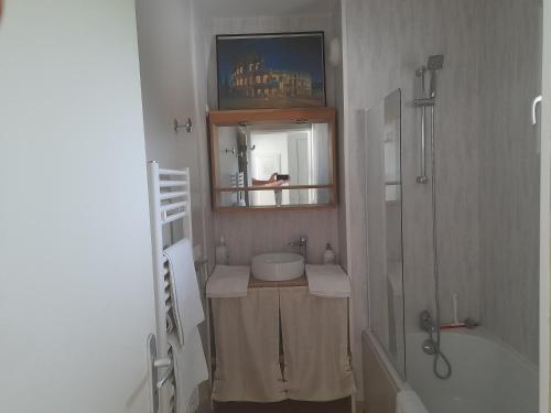 Ένα μπάνιο στο L'escapade Honfleuroise T2, Piscine, Parking, Wifi