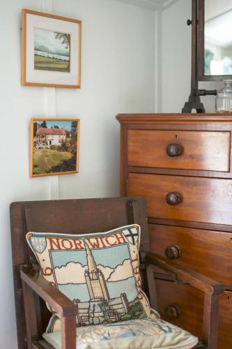 Gallery image of Adorable two bed Norfolk broads holiday home - river views with moorings & fishing in Stalham