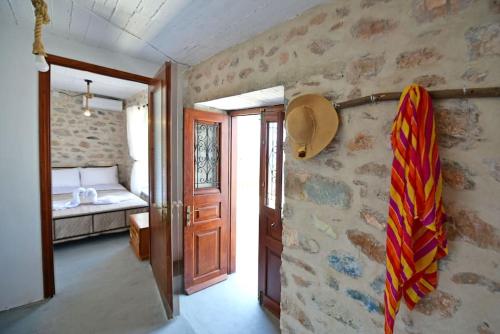 Habitación con dormitorio con cama y tabla de surf en la pared. en Haven en Hydra
