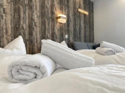 Un pat sau paturi într-o cameră la Charming Apartment - Balcony - Netflix - Kitchen