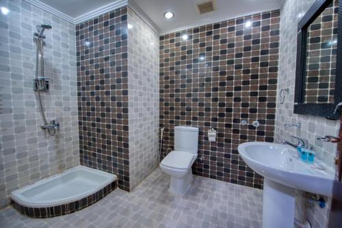 La salle de bains est pourvue de toilettes et d'un lavabo. dans l'établissement Al Fanar Al Alami 2- Haya'a malakeya, à Yanbu