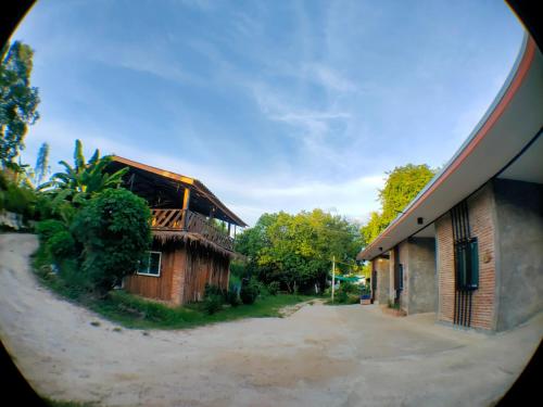 a view of a house from a porthole of a building at บ้านพักเรือนแก้ว แม่สรวย in Mae Suai