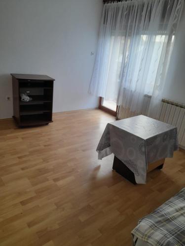 TV a/nebo společenská místnost v ubytování Apartmani Marić