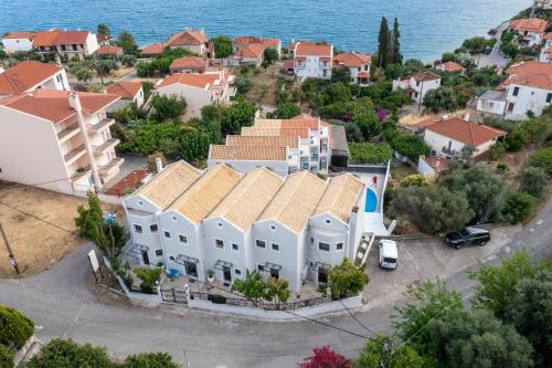 een luchtzicht op een stad met huizen en de oceaan bij Abbey Resort in Monastiraki