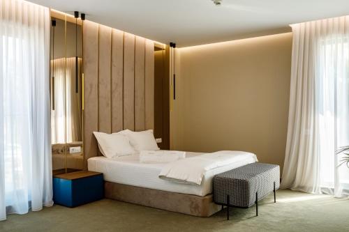 - une petite chambre avec un lit et une fenêtre dans l'établissement Onal Boutique Hotelier, à Mamaia