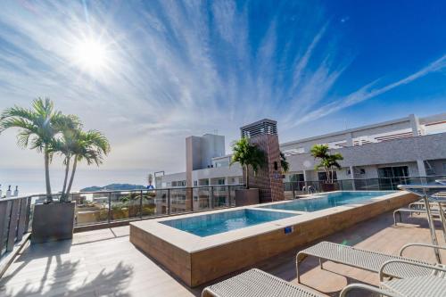 a swimming pool on the roof of a building at Porto Madero - Apartamento Alto Padrão em Condo com Piscina in Bombinhas