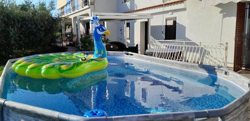 een opblaasbare rubberen eend in een zwembad bij Apartments Milok in Sečovlje