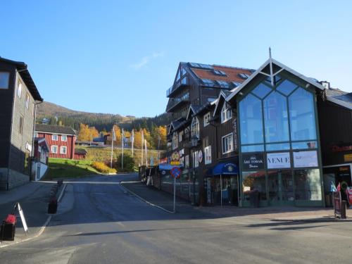 an empty street in a small town with buildings at Åreguiderna - Bubblans lägenheter Åre Torg in Åre