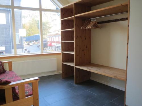 a room with a book shelf and a window at Åreguiderna - Bubblans lägenheter Åre Torg in Åre
