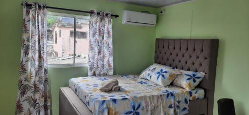 a small bedroom with a bed with a window at Apartaestudio Perdomo Shantiers en San Andres Islas in San Andrés