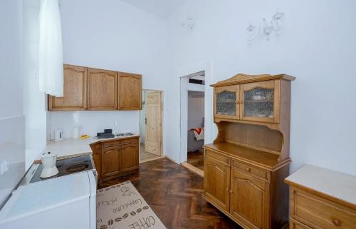 kuchnia z drewnianymi szafkami i białym sprzętem AGD w obiekcie Willa Konradówka (apartament Tolin) w Zakopanem