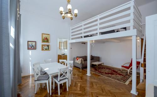 Pokój ze stołem i łóżkiem na podwyższeniu w obiekcie Willa Konradówka (apartament Tolin) w Zakopanem