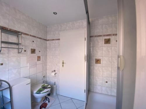 ein Badezimmer mit Dusche und Toilette in der Unterkunft Himmlisch Wohnen in Bergen auf Rügen