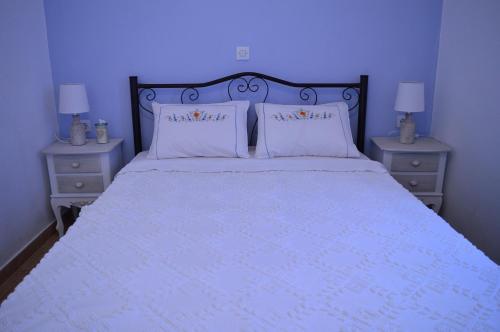 um quarto com uma cama grande e 2 mesas de cabeceira em La Casa Azul - Blue House - Το Μπλε Σπίτι em Sitia