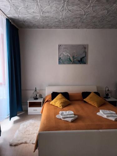 ein Schlafzimmer mit einem Bett mit zwei Handtüchern darauf in der Unterkunft Studio Jadranka in Bale