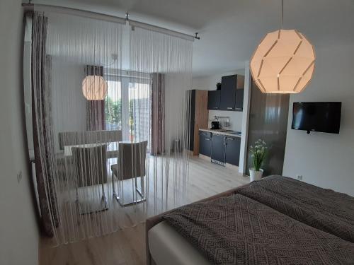 um quarto com uma cama e uma cozinha com uma mesa em Ferienappartement 1 beim Strandbad em Reifnitz