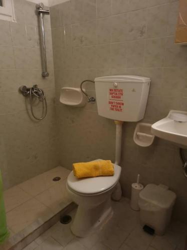 a bathroom with a toilet and a sink at Peyko Rooms in Keri
