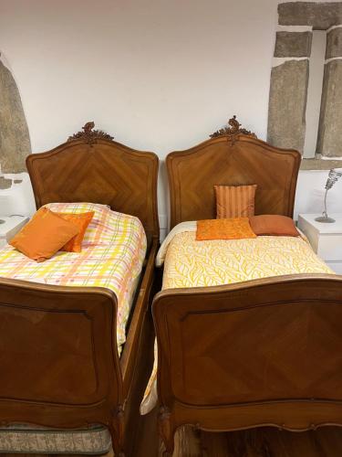 dos camas sentadas una al lado de la otra en una habitación en Appartement SEPHORA en La Neuveville