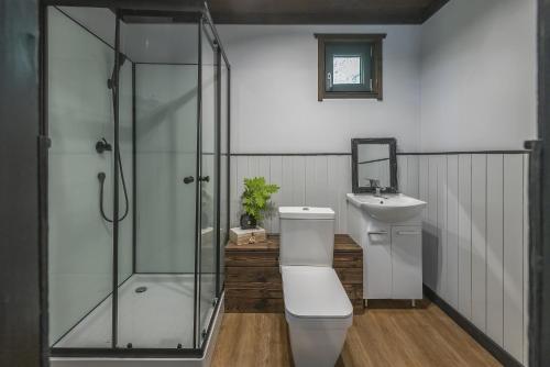 Vonios kambarys apgyvendinimo įstaigoje Modern and specious riverside cabin with hot tub