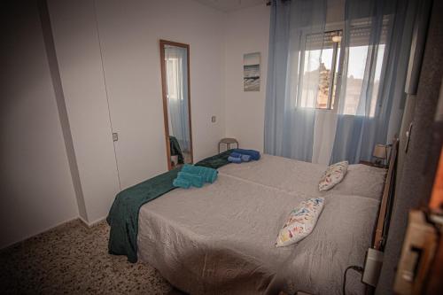 1 dormitorio con 1 cama con 2 almohadas en Casa EL CASTILLO,a 5 kilómetros de la playa, en Mazarrón