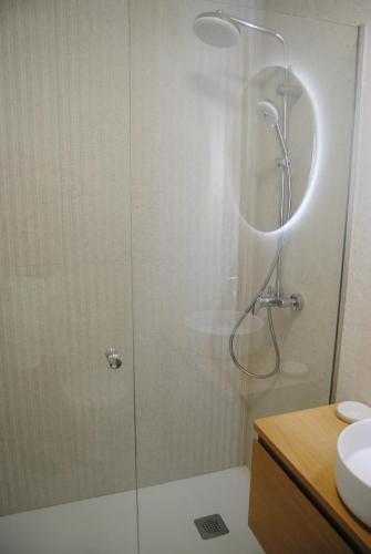 een douche met een glazen deur in de badkamer bij El RINCÓN DE OJEDO -POTES- PICOS DE EUROPA- in Ojedo
