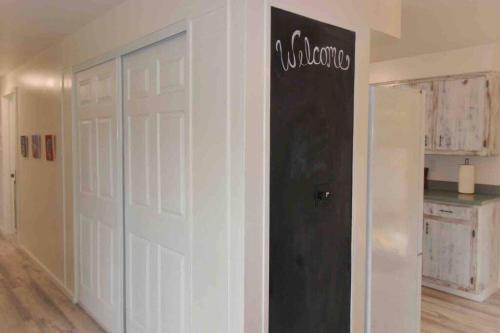 Dapur atau dapur kecil di Cheerful 3 Bedroom on a Park 10 Miles from Eugene