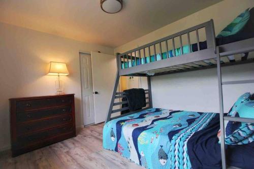 Katil atau katil-katil dalam bilik di Cheerful 3 Bedroom on a Park 10 Miles from Eugene