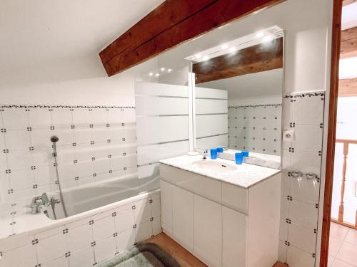 une salle de bain avec un lavabo, une baignoire et un miroir dans l'établissement Maisonnette dans la colline,port d'Alon & calanque, à Saint-Cyr-sur-Mer