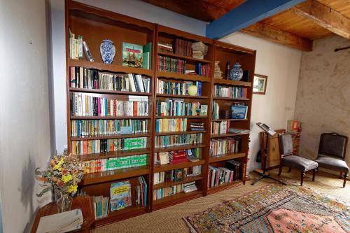 a book shelf filled with books in a room at LE MOULIN DU COUFFON in Kerlouan