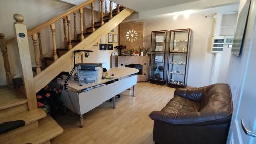 sala de estar con escalera, mesa y sillas en Hotel Veagles en Narva-Jõesuu