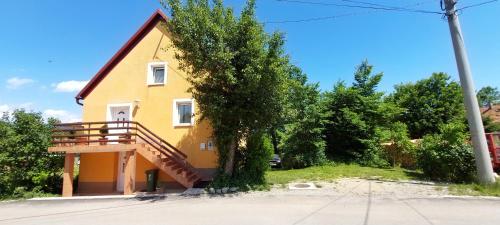 Galeriebild der Unterkunft Pine & Oak Holiday Home in Fužine