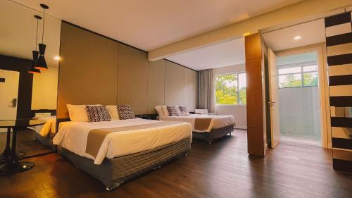 Videira的住宿－Verde Vale Hotel，酒店客房设有两张床和窗户。