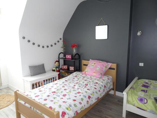 - une chambre pour enfants avec un lit et une chaise dans l'établissement Holiday Home in Guerlesquin near Lake, à Guerlesquin