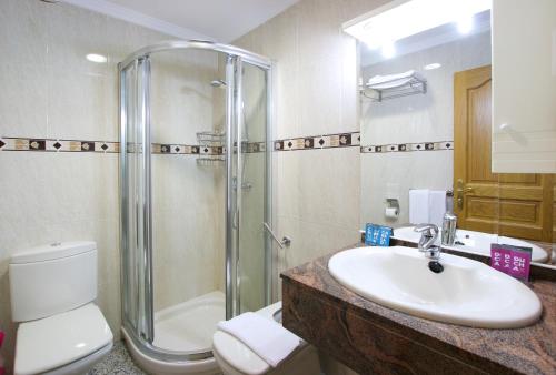 a bathroom with a sink and a shower and a toilet at Apartamentos Nuriasol in Fuengirola