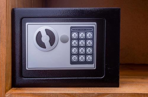 a small black and white microwave with aotechnologyangering at Pousada Castelinho in São Sebastião