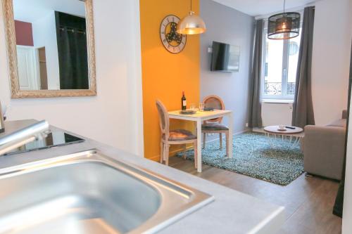 Posedenie v ubytovaní L'Océan, T2 hypercentre chic et cosy, Wifi par SOVALFI