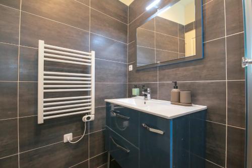 Kúpeľňa v ubytovaní L'Océan, T2 hypercentre chic et cosy, Wifi par SOVALFI