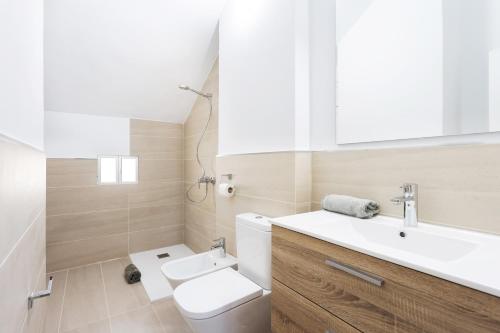 Koupelna v ubytování Exclusive Attic Las Vistas 3 with breathtaking sea view, only 100 m to the sea, heated pool, aircon, wifi