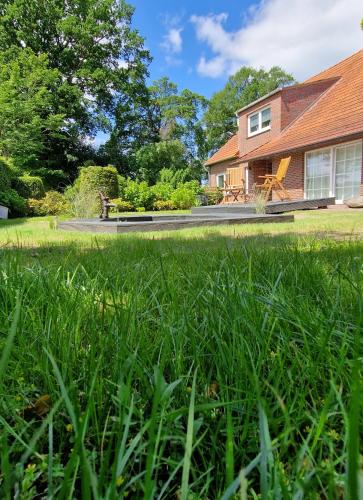 a house with a yard with green grass at Friesenparadies FRI-Südliches Friesland in Bockhorn