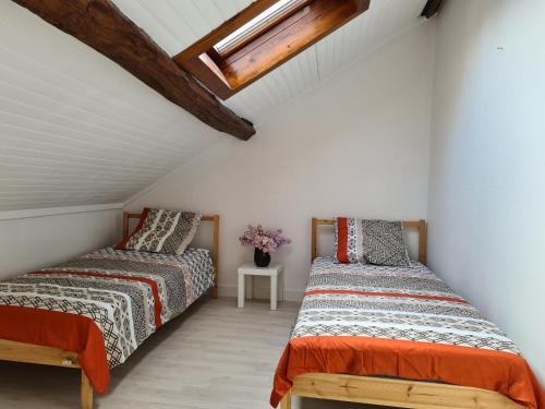2 camas num quarto no sótão com uma clarabóia em 20 min de Disneyland - 4 chambres - 30 min Paris em Thorigny-sur-Marne