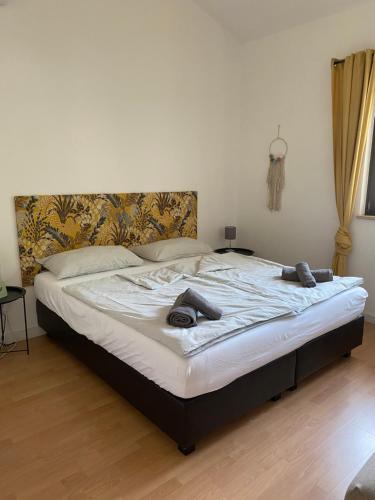 1 dormitorio con 1 cama grande y 2 toallas. en Casa Lara en Kaštelir