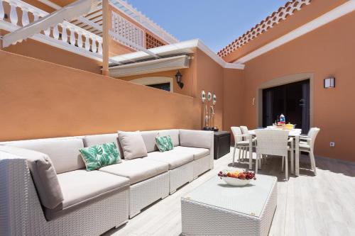 Exclusive Attic Las Vistas 3 with breathtaking sea view, only 100 m to the sea, heated pool, aircon, wifi