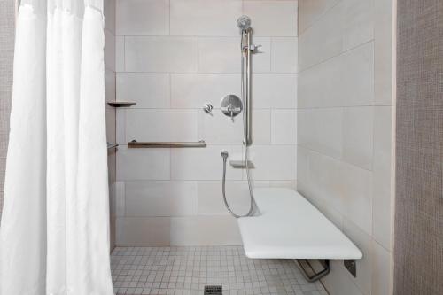 Ett badrum på University Plaza Hotel