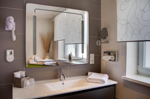 a bathroom with a sink and a mirror at L'Etape 9 in Klingenthal