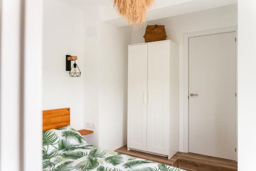 a bedroom with a bed and a white cabinet at Alojamiento Rural con jacuzzi privado in Málaga