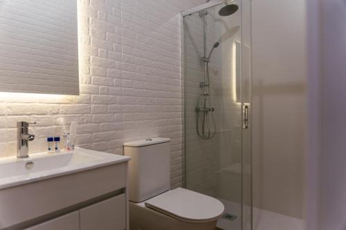 a bathroom with a shower and a toilet and a sink at Alojamiento Rural con jacuzzi privado in Málaga