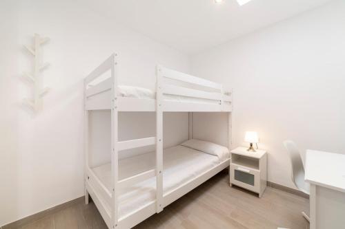 מיטה או מיטות קומותיים בחדר ב-Bungalow Club Aguadulce 1