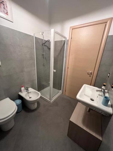 een badkamer met een douche, een toilet en een wastafel bij ZEFIA HOME in Catania