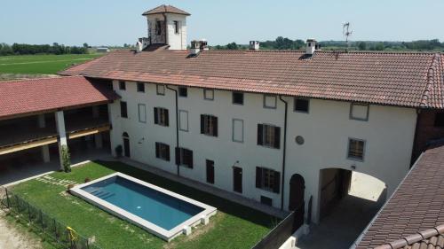 uma vista aérea de um edifício com piscina em Tenuta Favorita Country House B&B em Fontanetto da Po