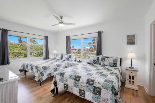 Ένα ή περισσότερα κρεβάτια σε δωμάτιο στο Goodland pet-friendly home with dock and kayaks